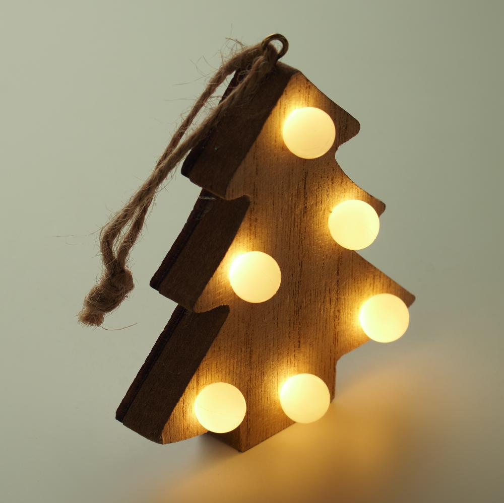 Árbol de madera con luces