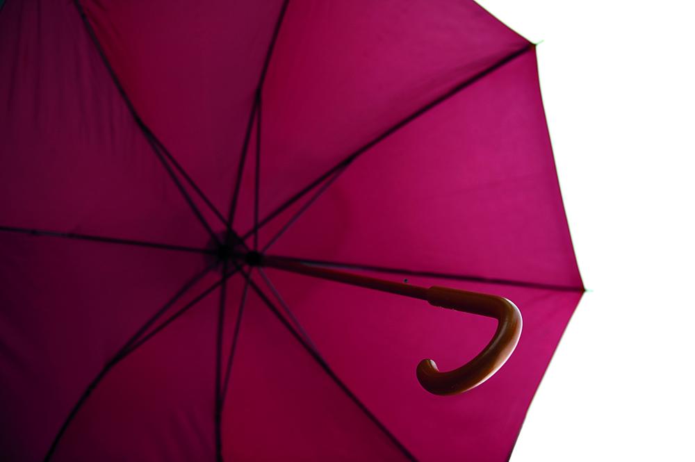 Paraguas con mango de madera