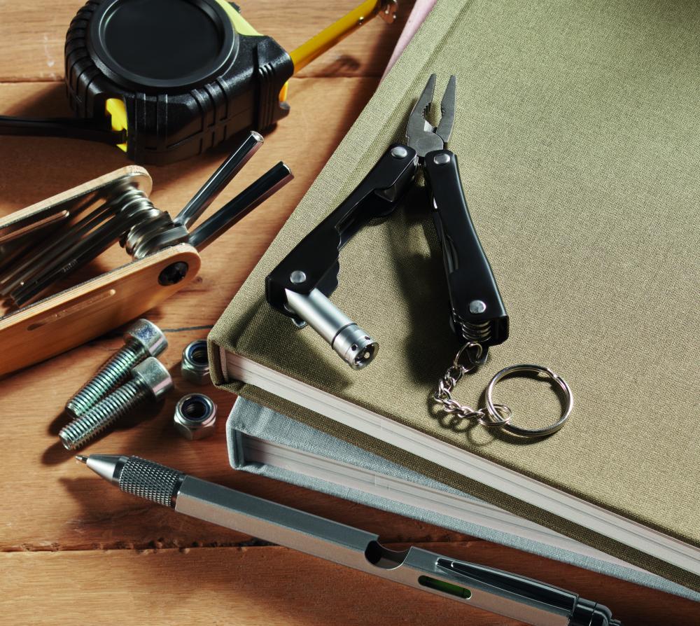 Navaja multiusos con linterna