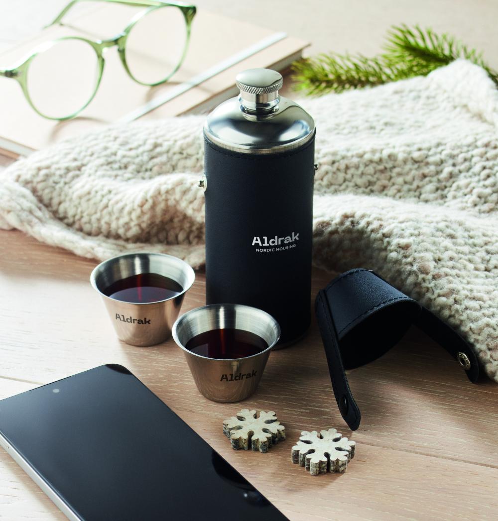 Petaca con vasos de chupito