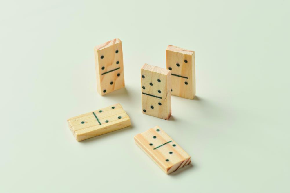Juego de dominó y cartas