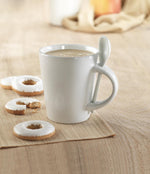 Taza con cuchara de cerámica.
