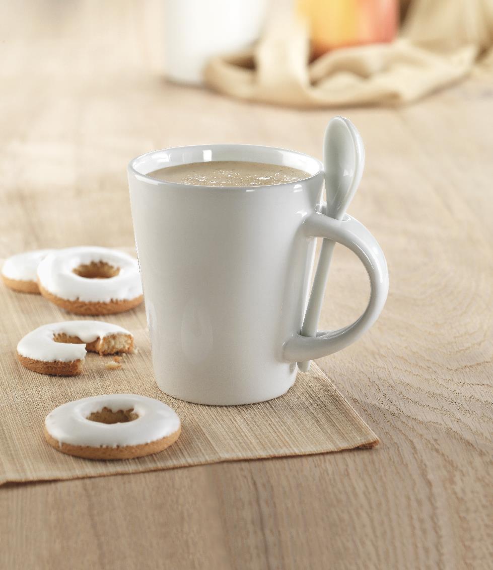 Taza con cuchara de cerámica.