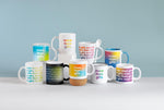 Taza con cuchara de cerámica.