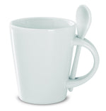 Taza con cuchara de cerámica.